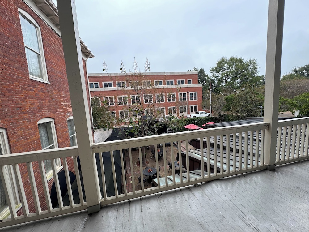 The Guest House Historic Mansion 69/73