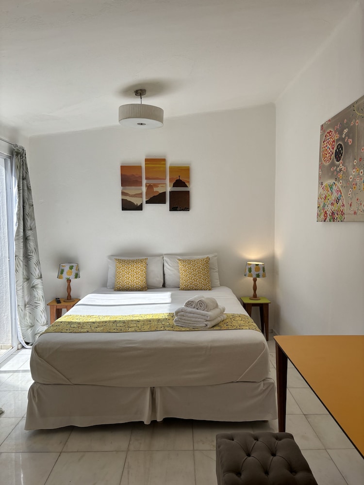 STANDARD, QUEEN BED, BATHTUB