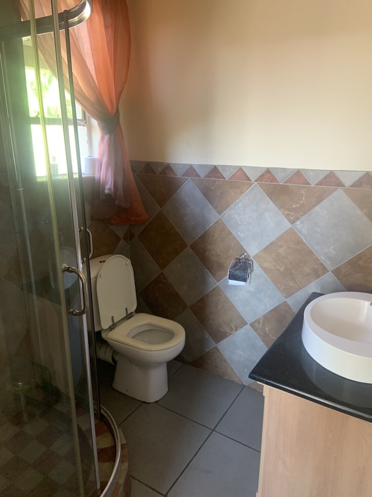 Africa Footprints Guest House 19/21
