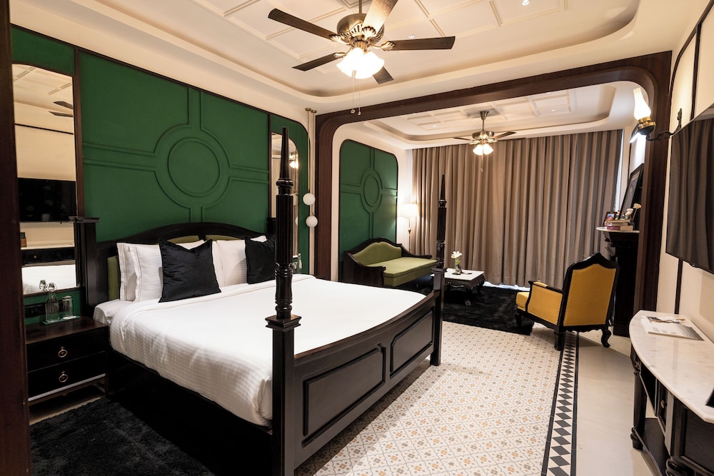 Waterfall Deck, Suite, King Bed