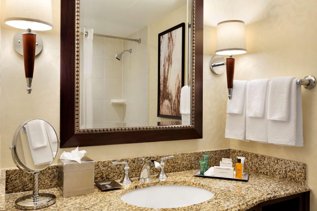 1 Bedroom, Governor, Suite, King Bed, Living Area