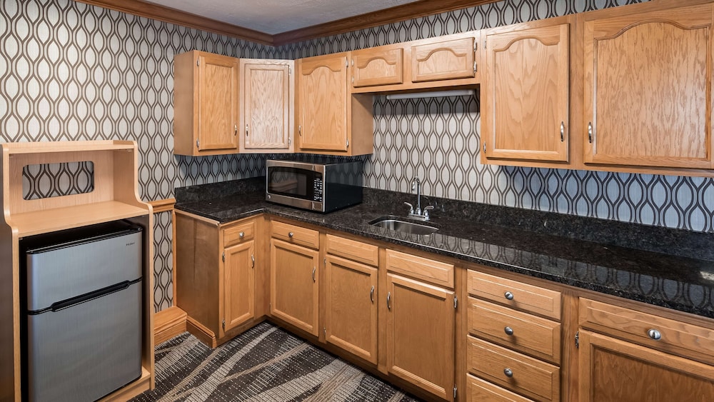 Best Western Plus North Canton Inn & Suites 57/62