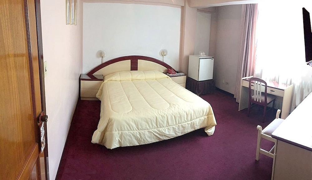 Americana Hotel 8/37