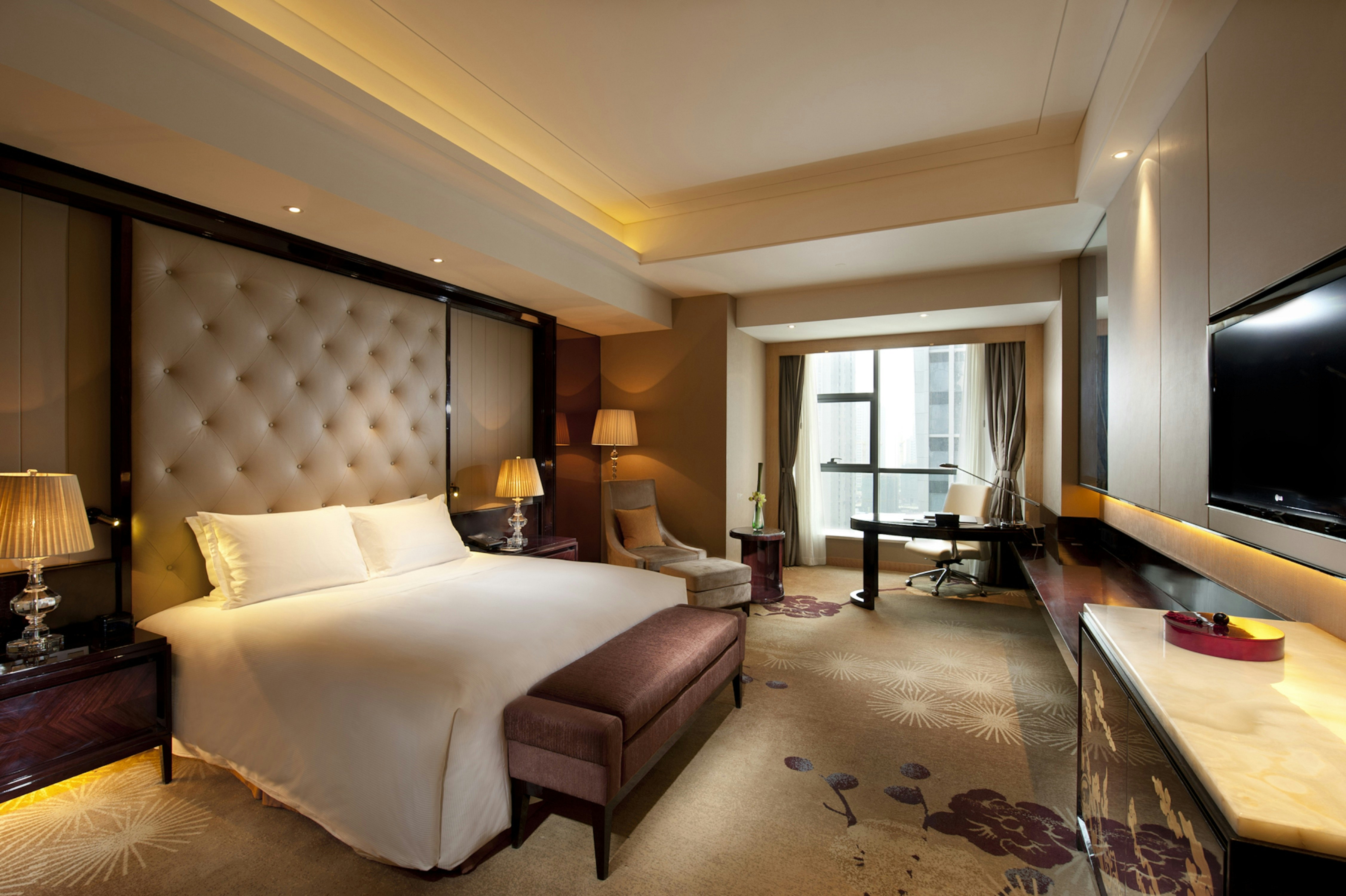 DELUXE, KING BED