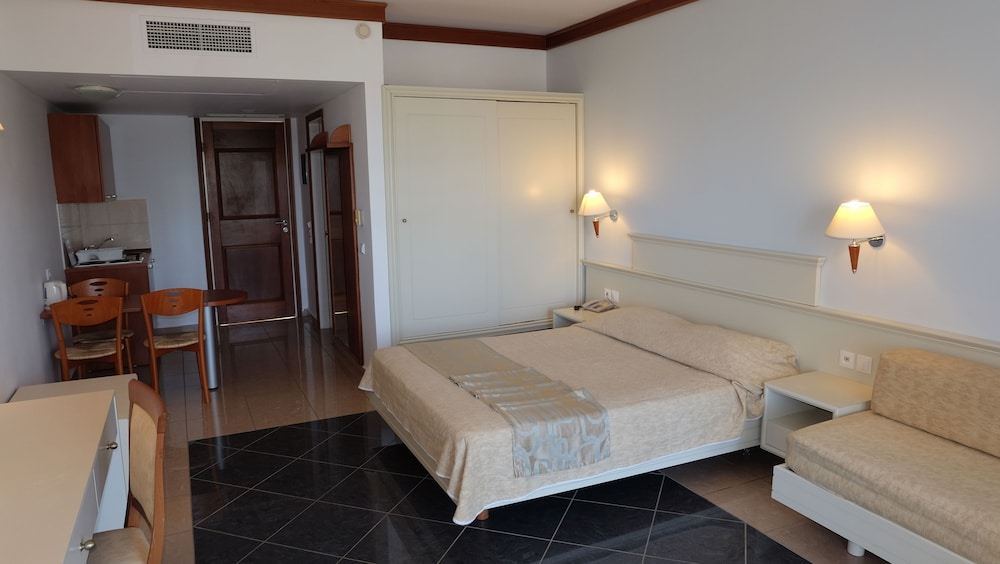 Kipriotis Maris Suites 17/64