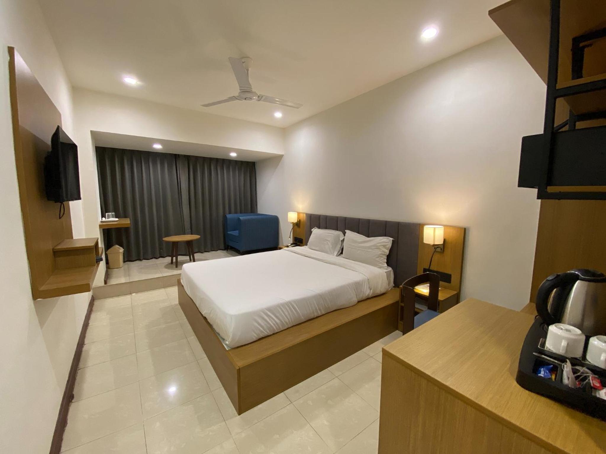 Oyo 9677 Hotel Surya 14/29