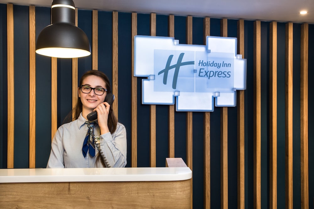 Holiday Inn Express Watford Junction 6/68