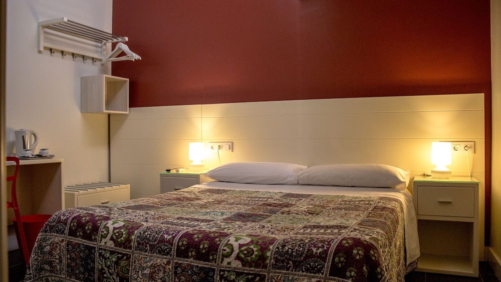 ROOM, DOUBLE OR TWIN BED