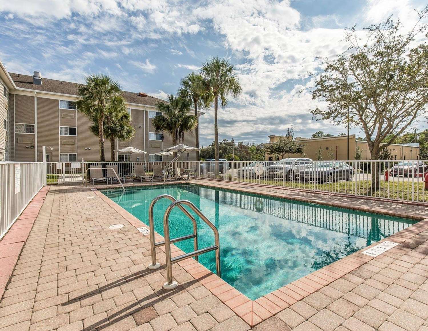 Suburban Studios Fort Myers Cape Coral 3/4