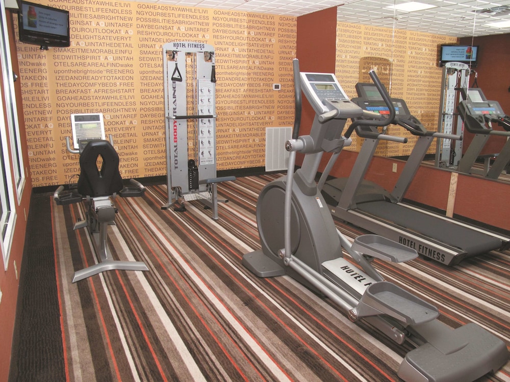 La Quinta Inn and Suites by Wyndham Ft. Worth - Burleson 27/53