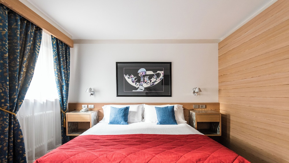 ROOM, DOUBLE OR TWIN BED