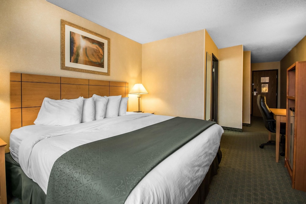 Quality Inn Dubuque On Hwy 20 13/38