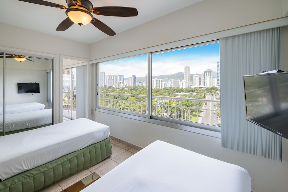 Waikiki Shore by OUTRIGGER 31/81