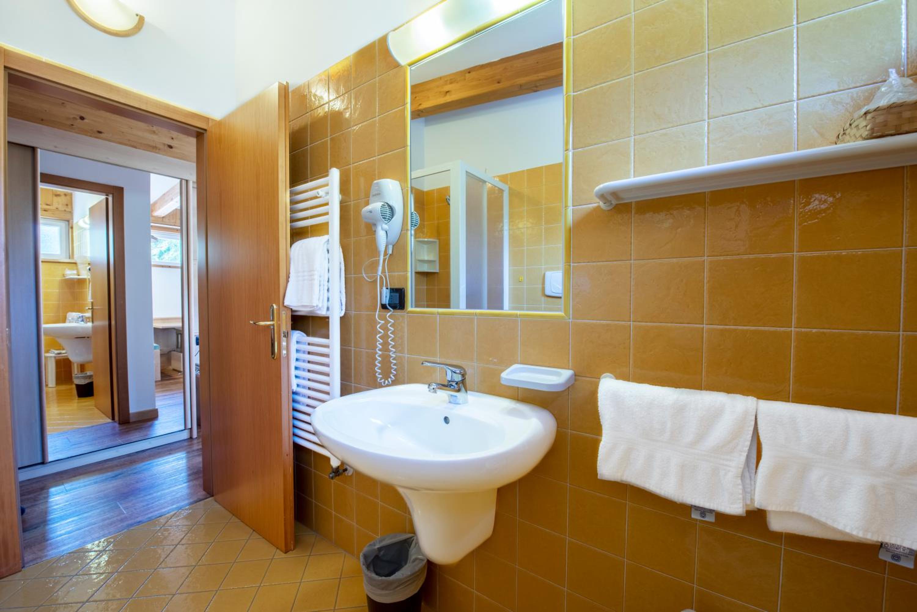 غرفة بسرير مزدوج أو سريرين منفصلين بإطلالة على الجبل، HOTEL CHALET PINETA 5/6