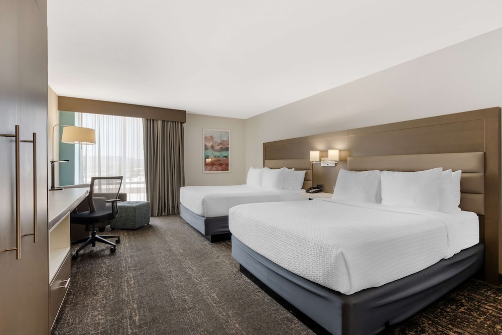 Standard, 2 Queen Beds, Bathtub, Accessible