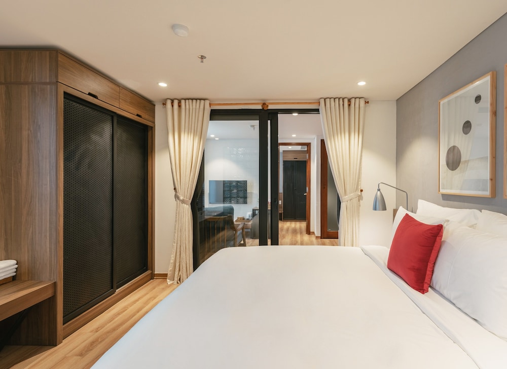 2 BEDROOMS, SUITE