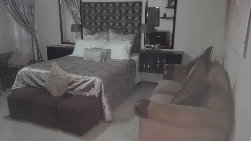 جناح تنفيذي بسرير كوين بإطلالة على الحديقة بحوض جاكوزي