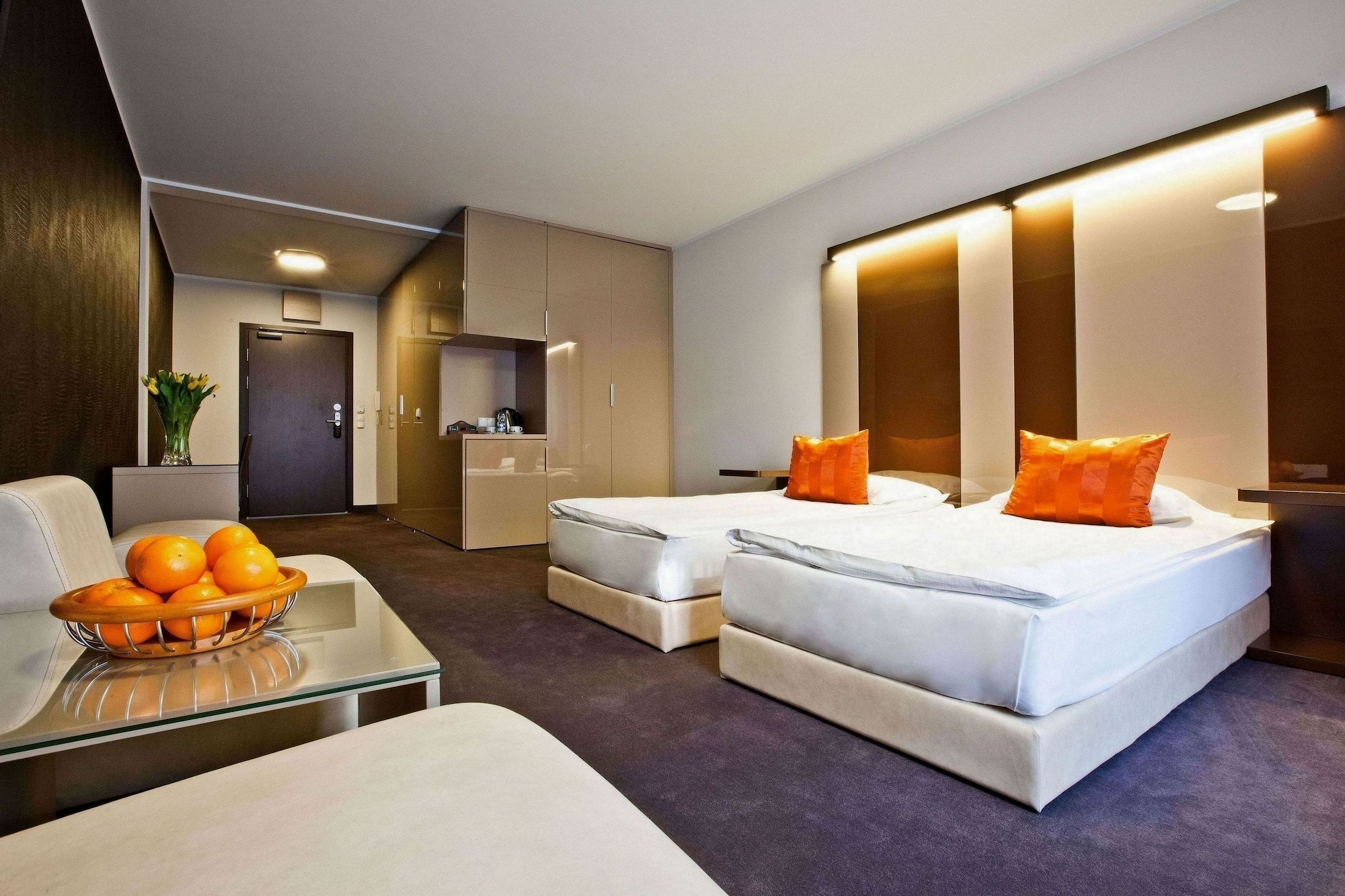 DELUXE, STUDIO, TWIN BEDS