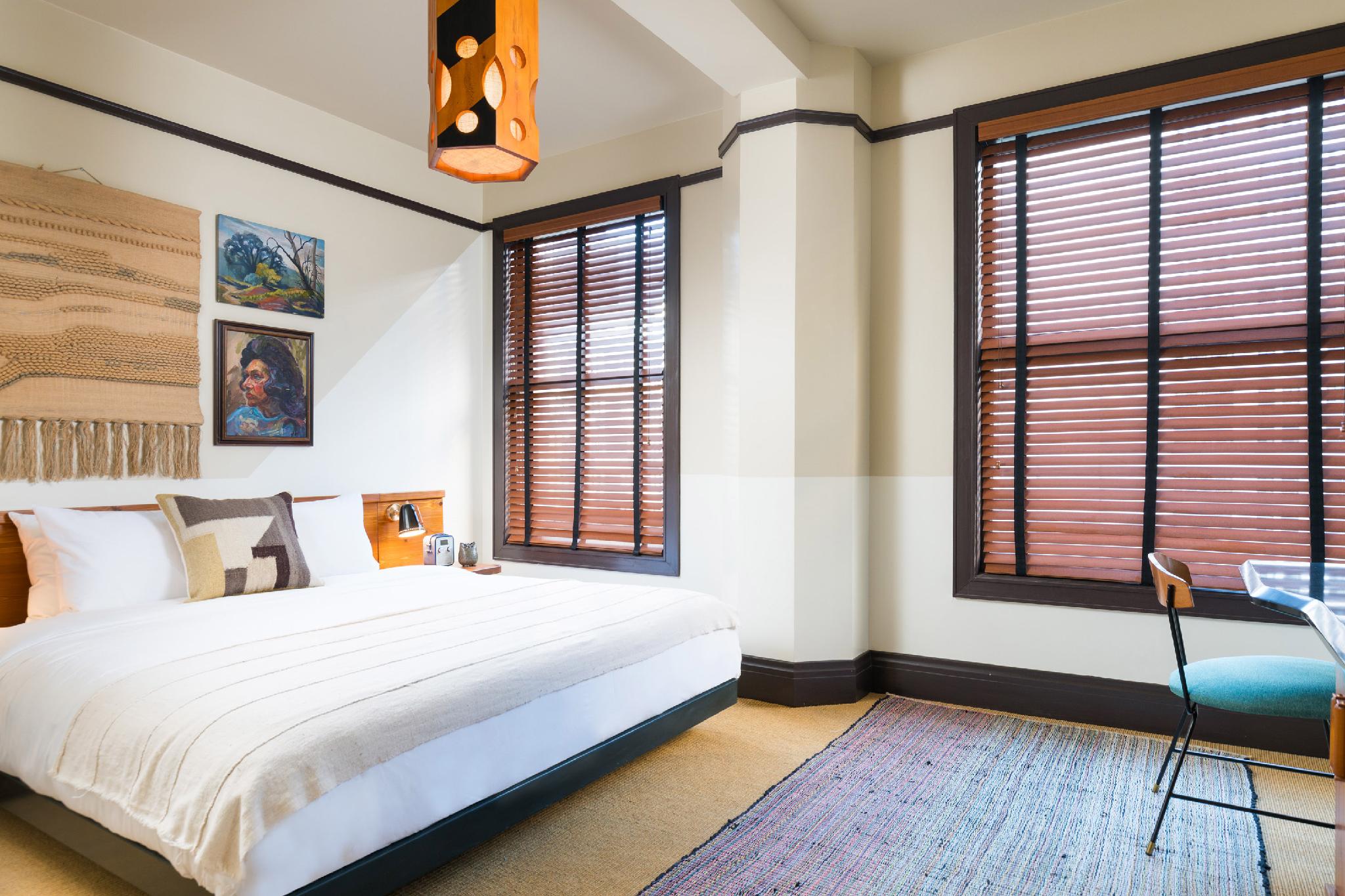 Room, King Bed, Skyline View