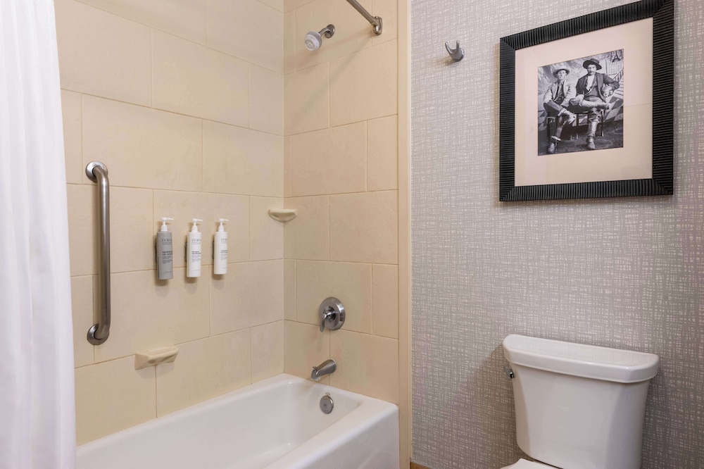 جناح استوديو بسرير كينج بمطبخ صغير، Hampton Inn Suites Dodge City 5/8