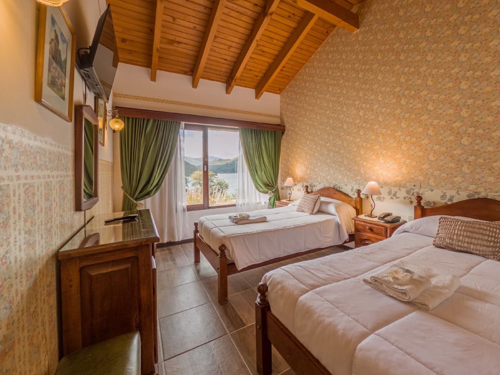 STANDARD, TWIN BEDS, LAKE VIEW