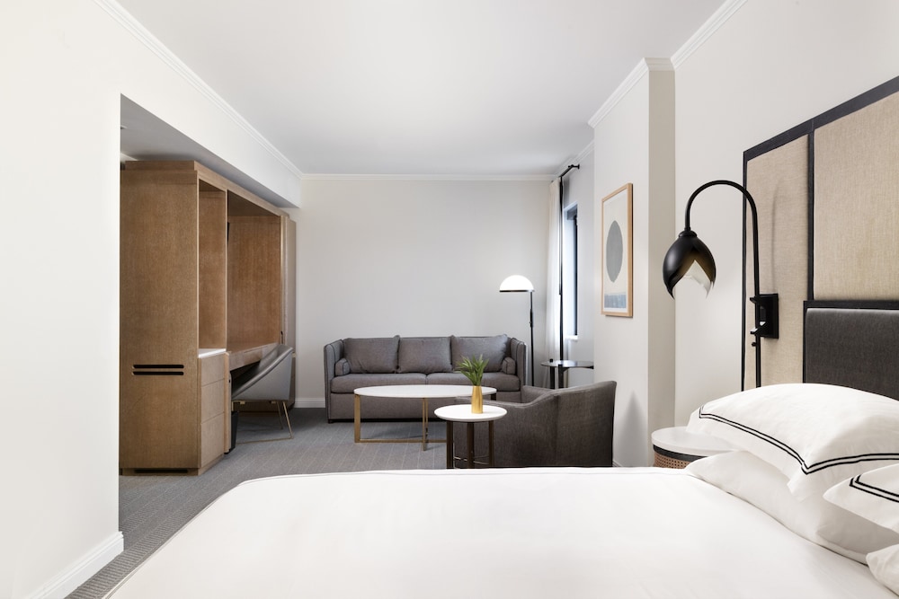 STUDIO, SUITE, KING BED