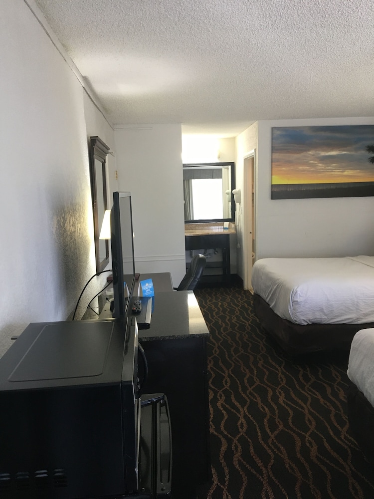 Days Inn by Wyndham Stuart 15/70