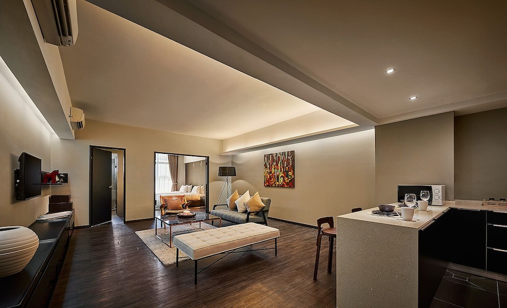 Tropics Eight Suites 48/61