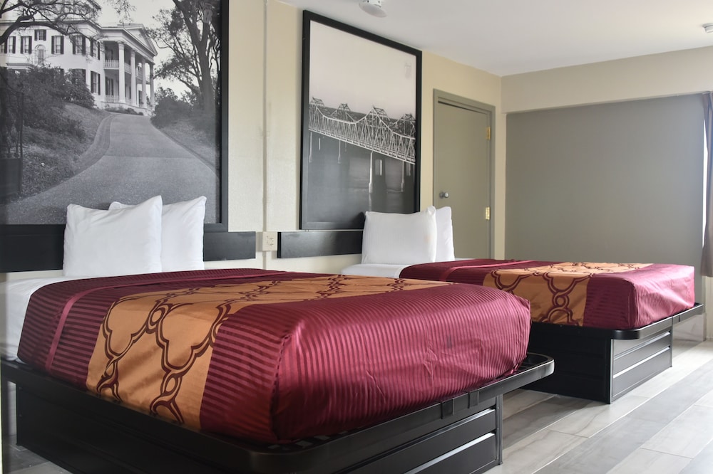 INTERIOR, 2 QUEEN BEDS