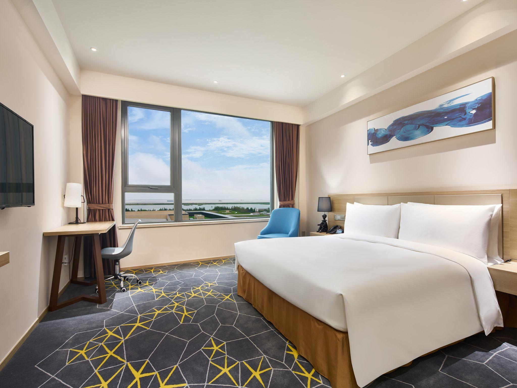 DELUXE, KING BED
