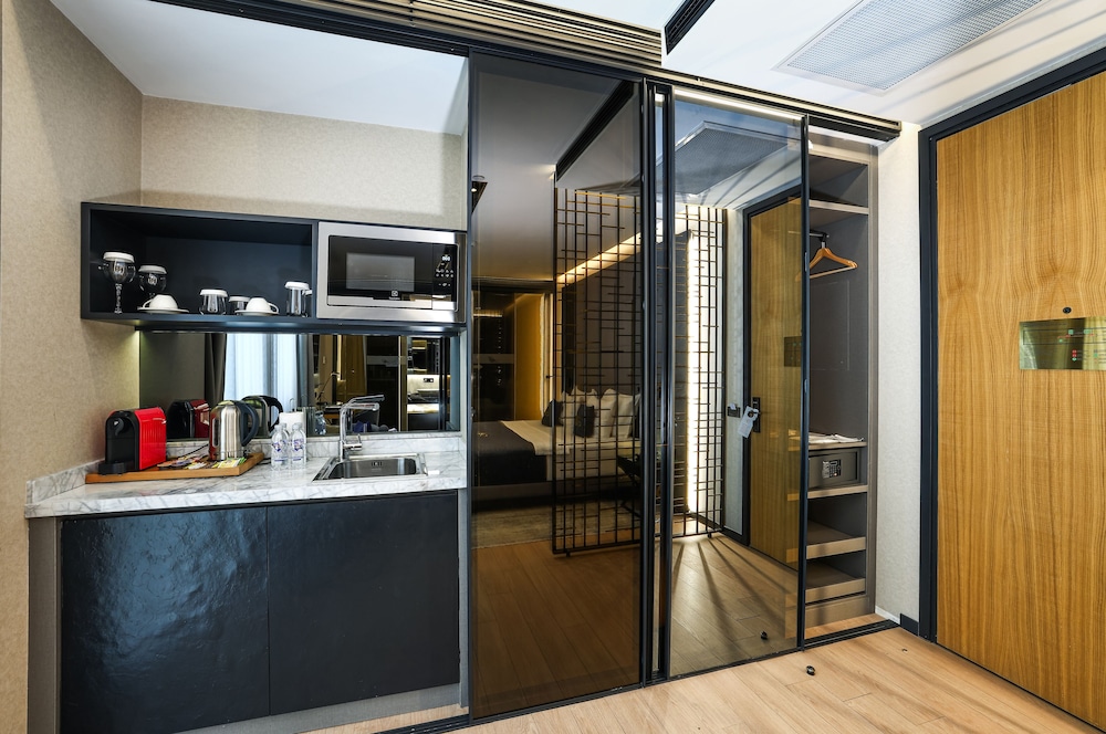 Broyt Hotel 7/50
