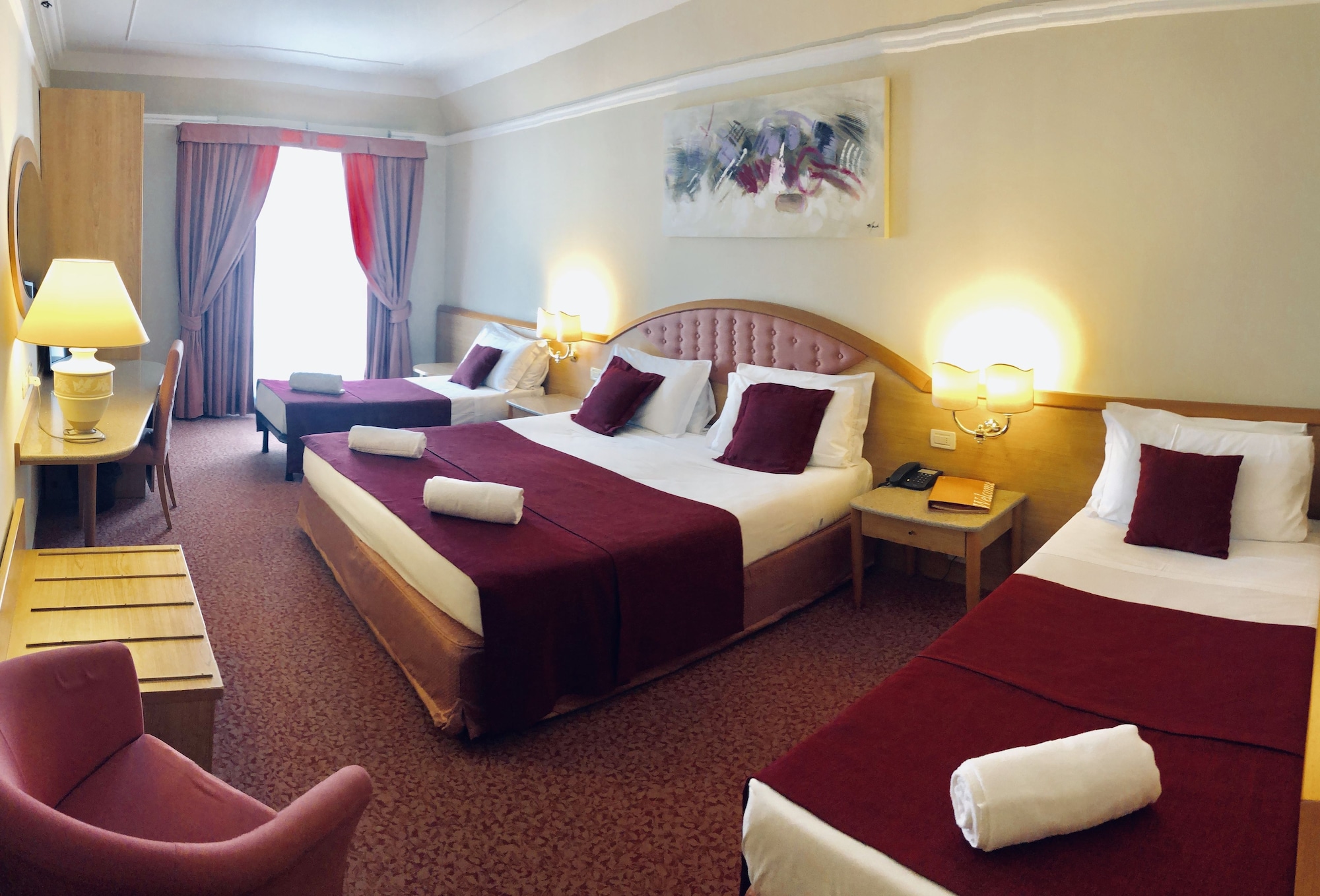 غرفة كلاسيكية عائلية بسرير مزدوج وسريرين منفصلين، Villa Fiorita Hotel 2/3