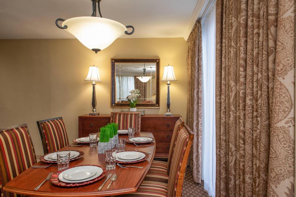Upgrade, Suite, 1 King and 2 Queen Beds
