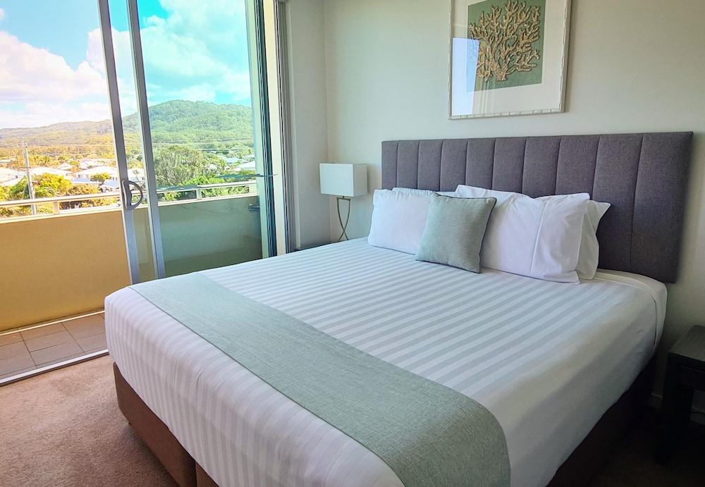 2 Bedrooms, Pool Side