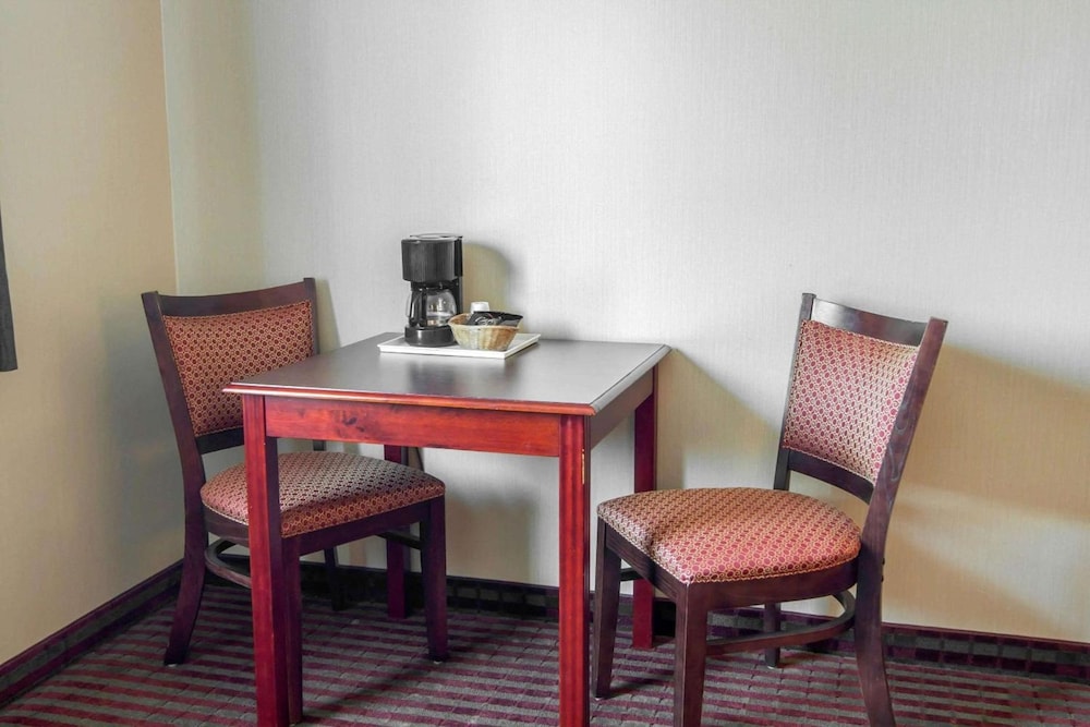 Bridgeway Inn & Suites Sublimity 30/41