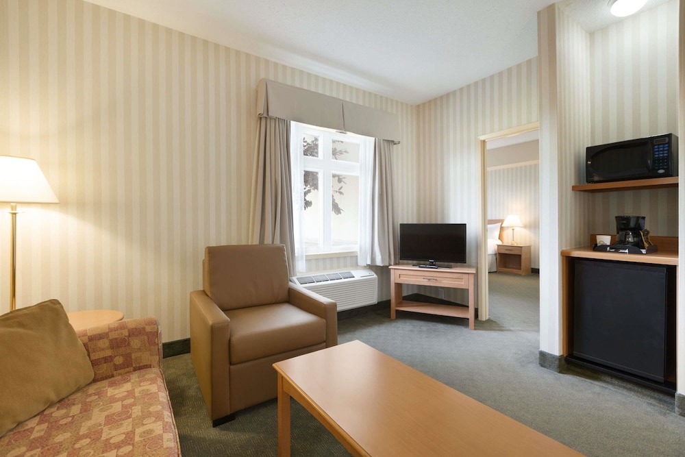 Days Inn By Wyndham Orillia 19/28