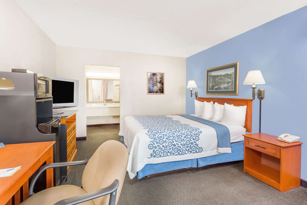 Days Inn by Wyndham Cedar Falls - University Plaza 10/20