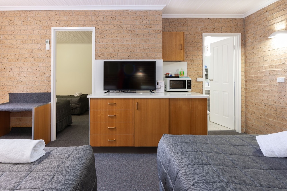 Cedar Lodge Motel 22/49