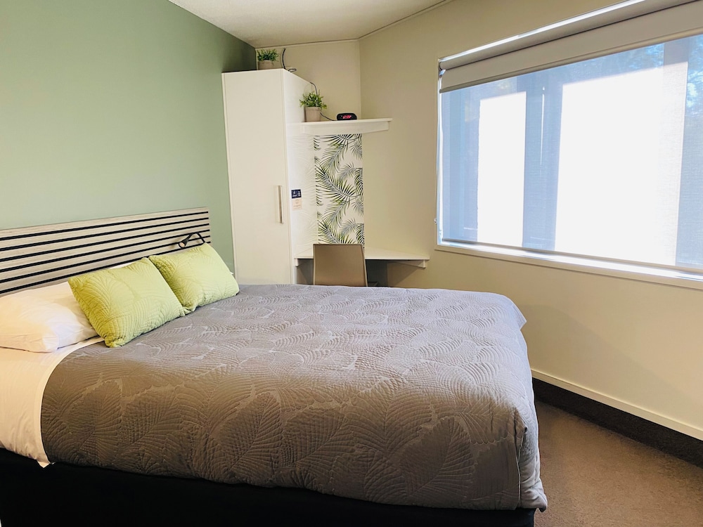 Commodore Motels 33/63