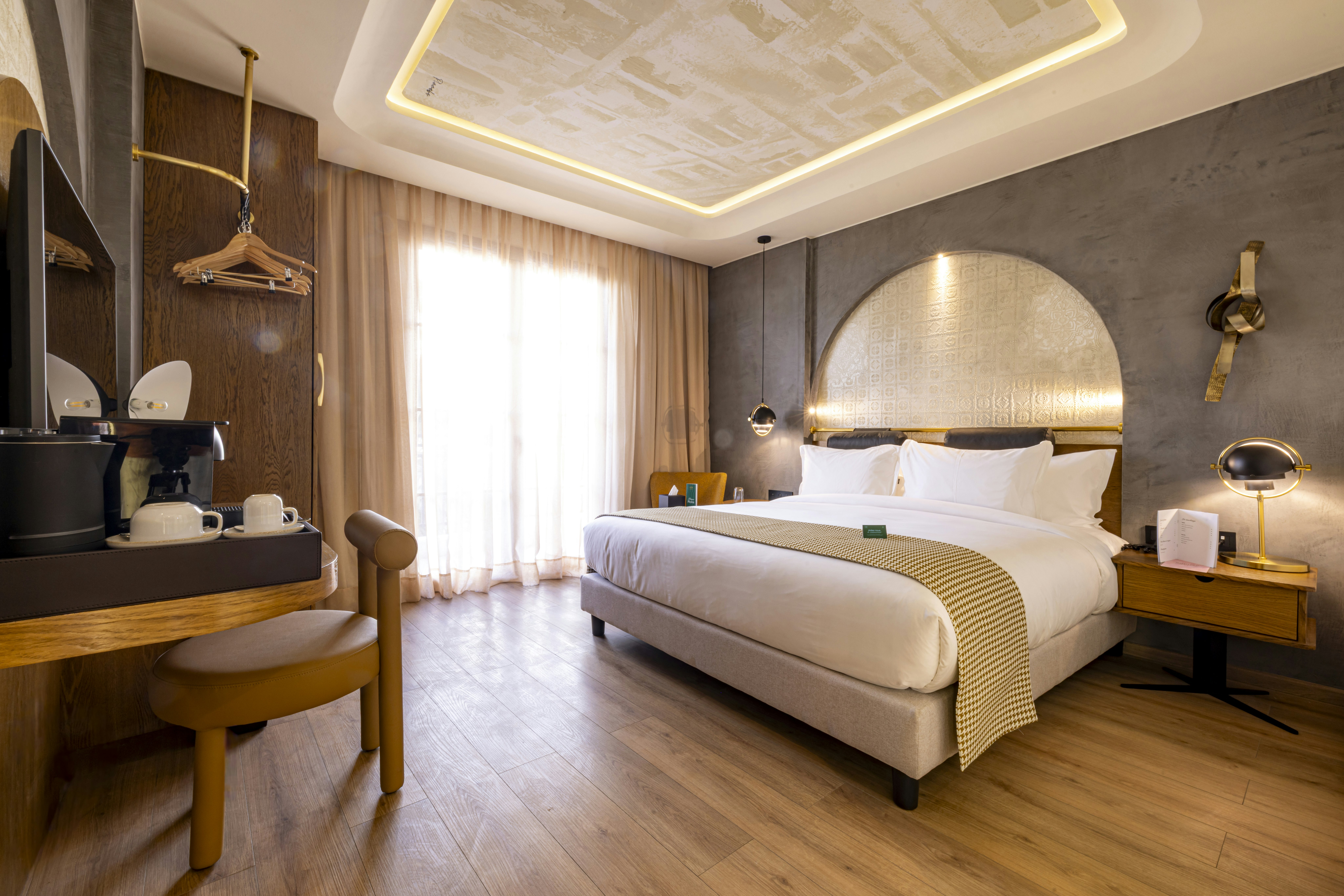 Suite, King Bed, City View