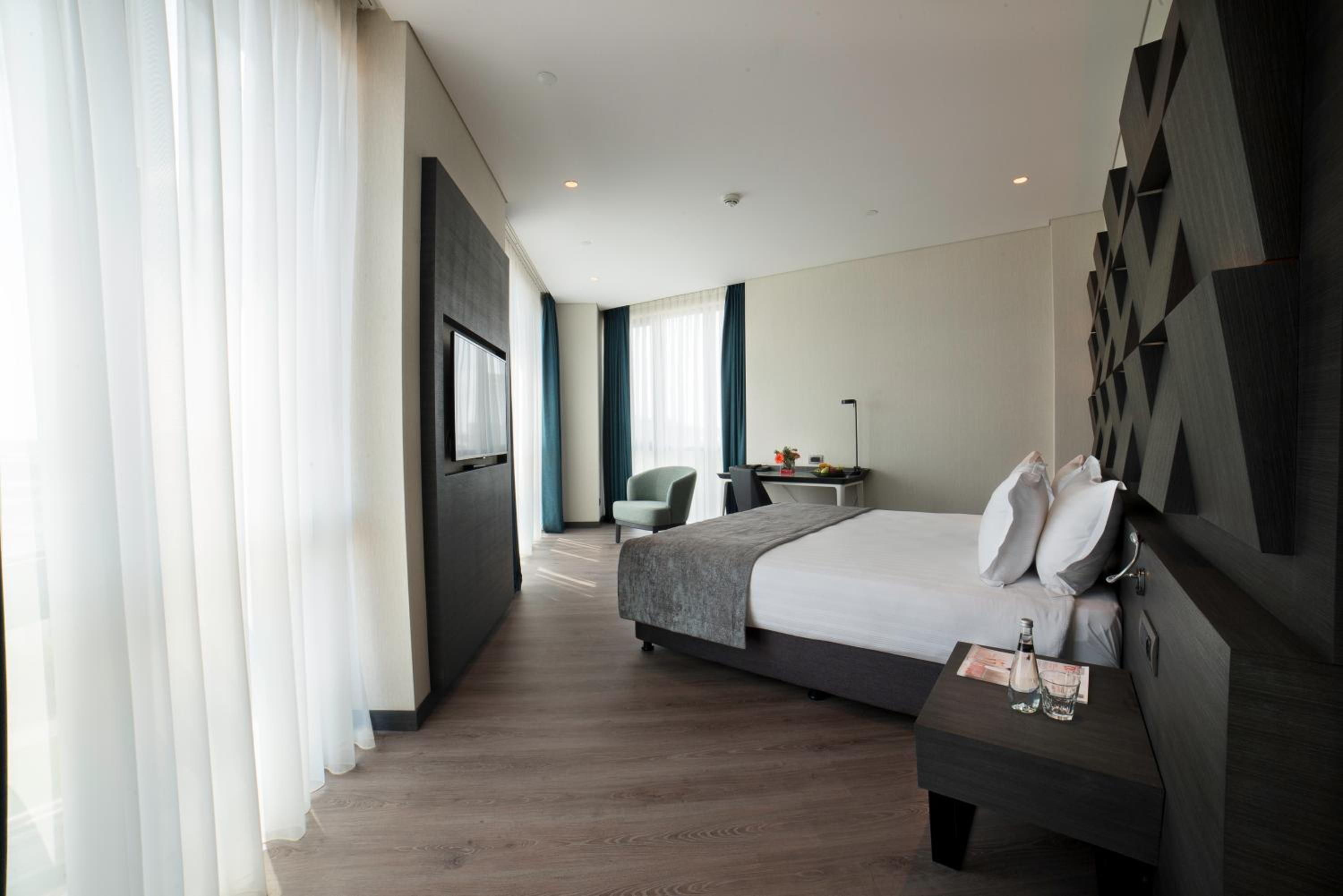 جناح تنفيذي بسرير كينج، Wish More Hotel 2/8