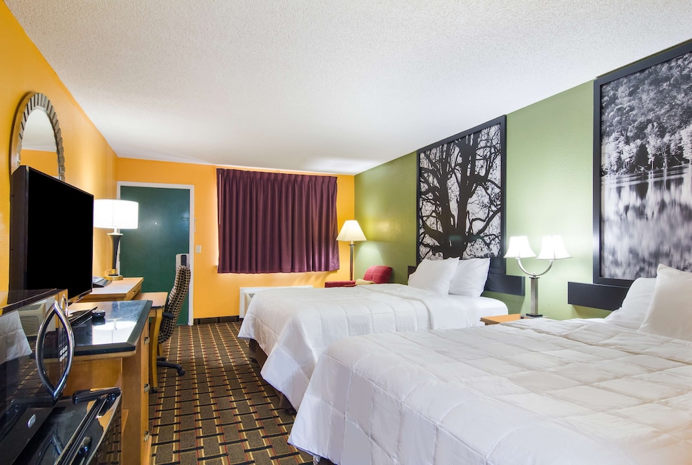 Americas Best Value Inn Darien 13/38