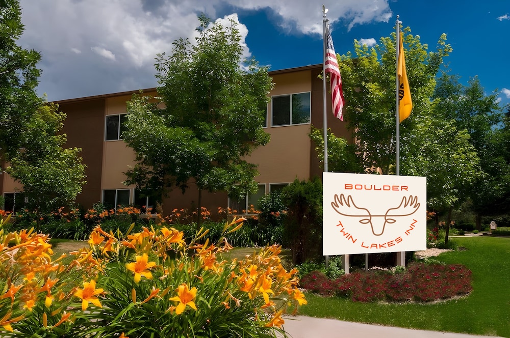Boulder Twin Lakes Inn 4/49