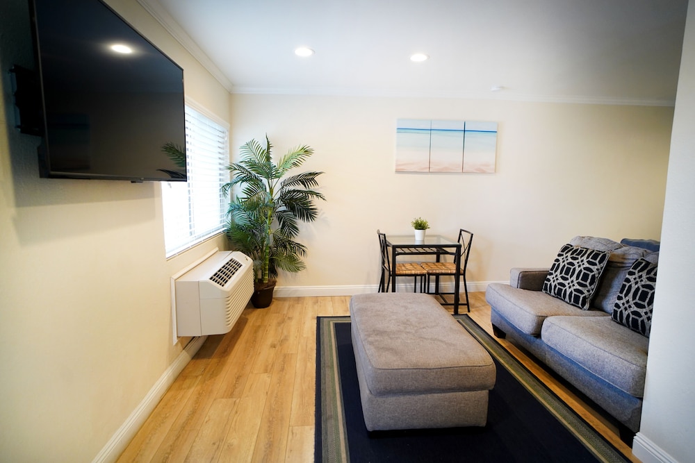 Anaheim Executive Inn Suites 43/66