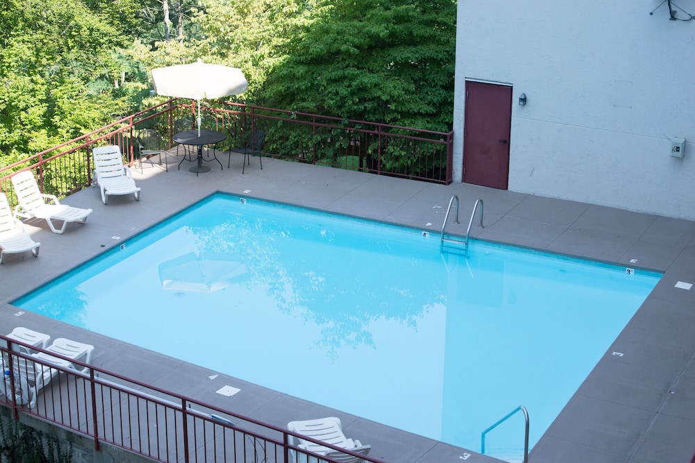 Laurel Inn Condominium 25/50