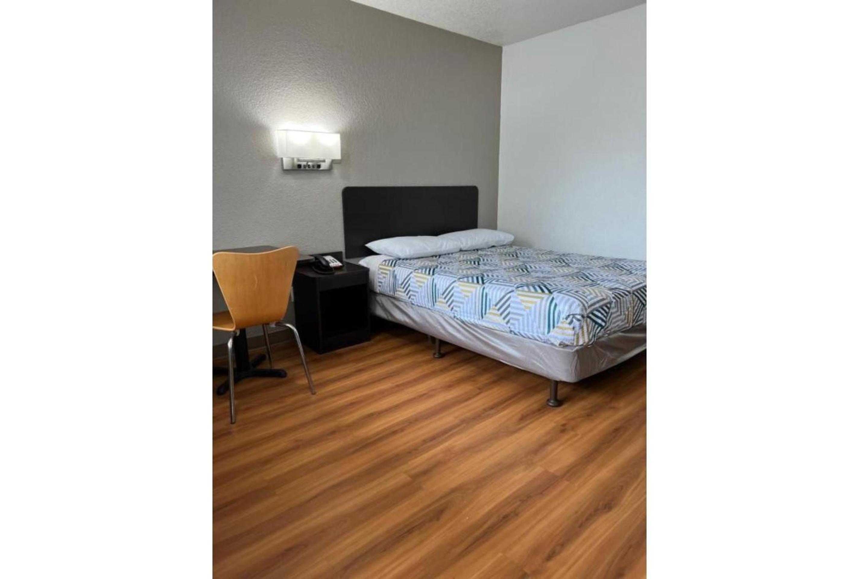 1 Full Bed - ADA/RI Shower/Micfridge, NS، Motel6 Longview, TX 2/10