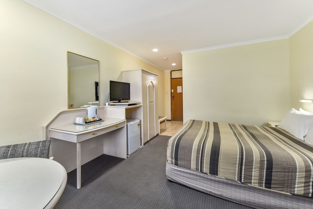 WILLIAM MACINTOSH MOTOR LODGE 19/31