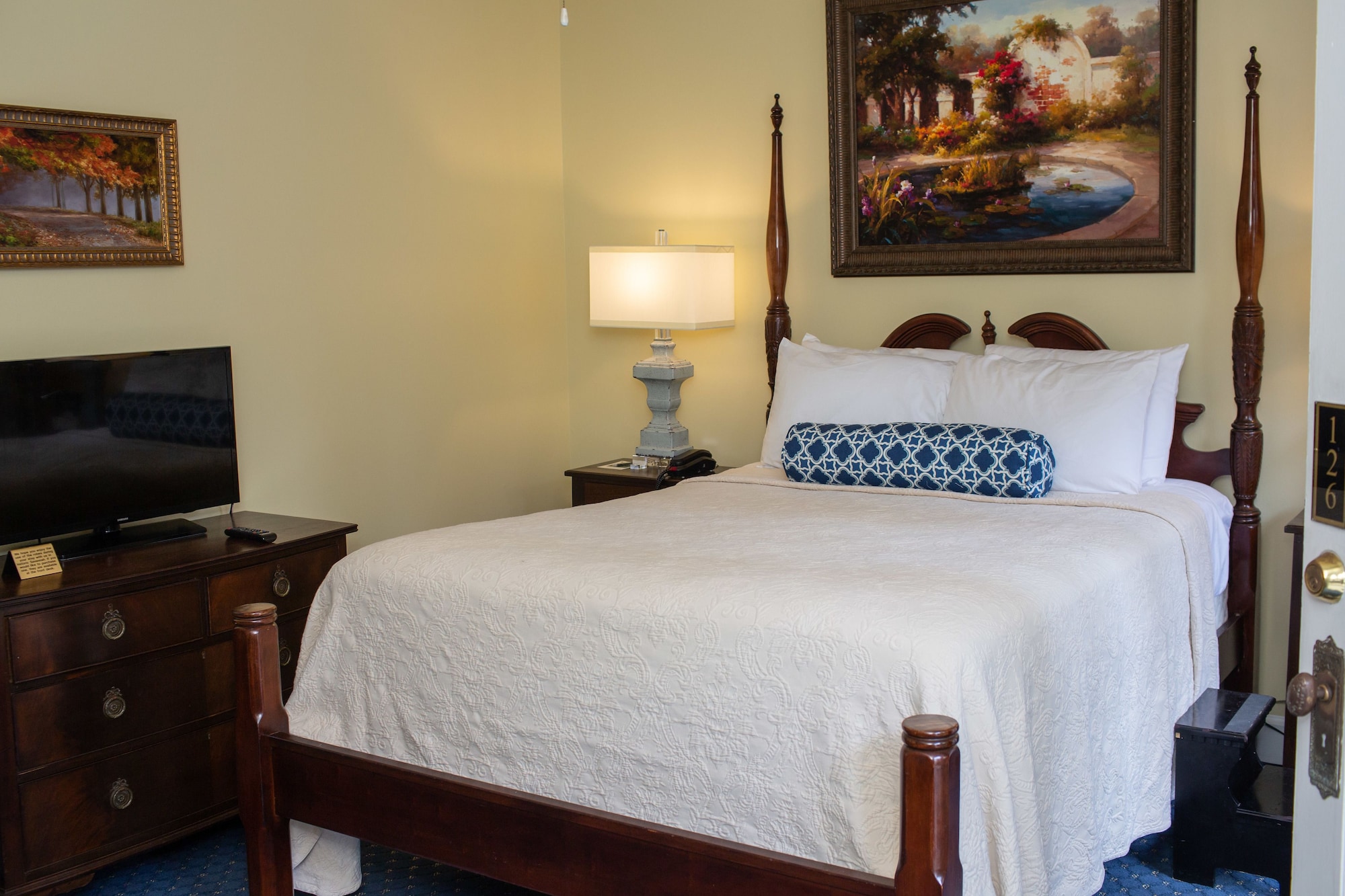 Garden, Courtyard, Queen Bed