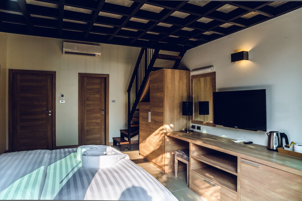 15 Palms Beach Resort 34/56