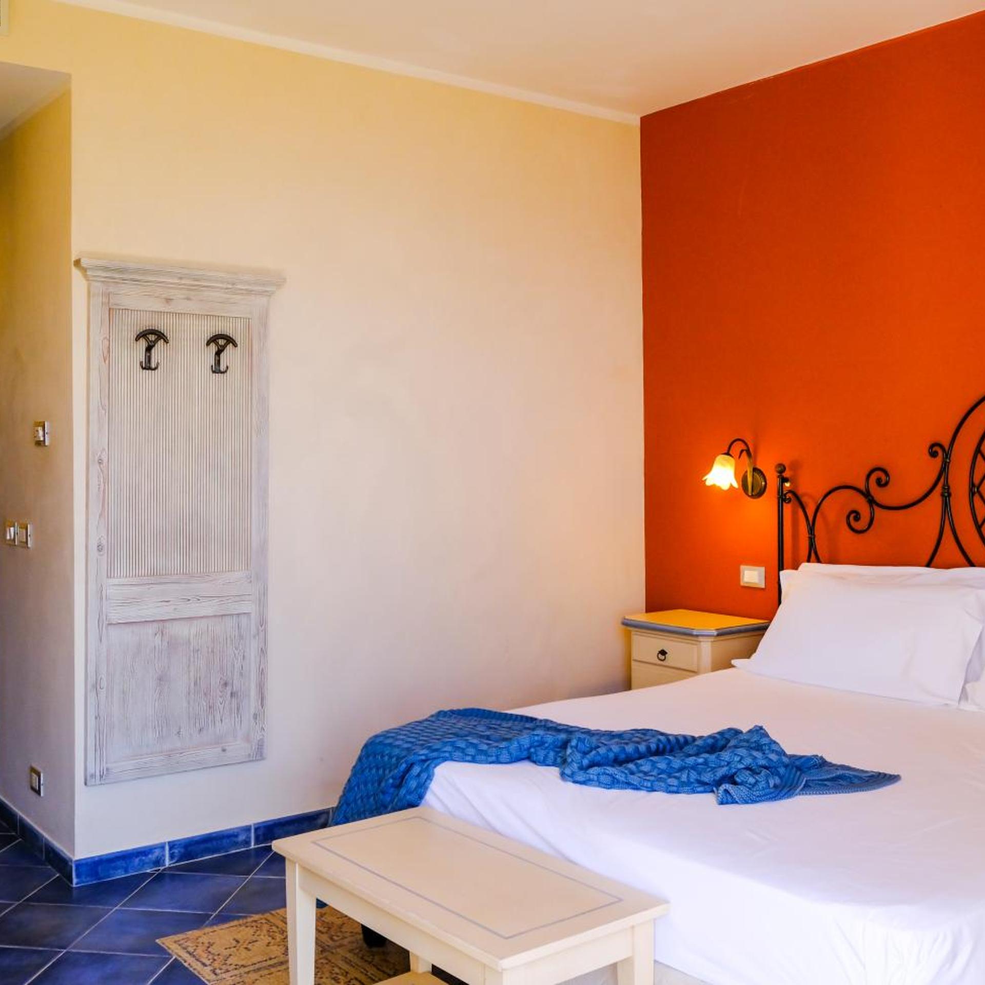Deluxe, Double Bed, Lateral Side Sea View